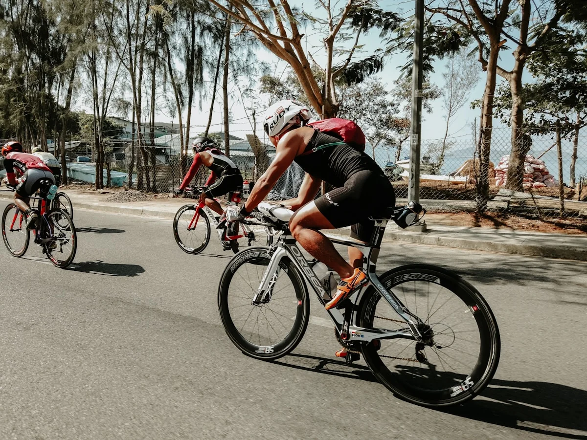 Cyclistes hommes et femmes sur route lors d'une sortie vélo en groupe