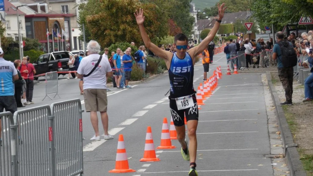 Romain Eliasse à l'arrivée du Triathlon de l'Omois — photo Jacques Bosserelle, L'Union