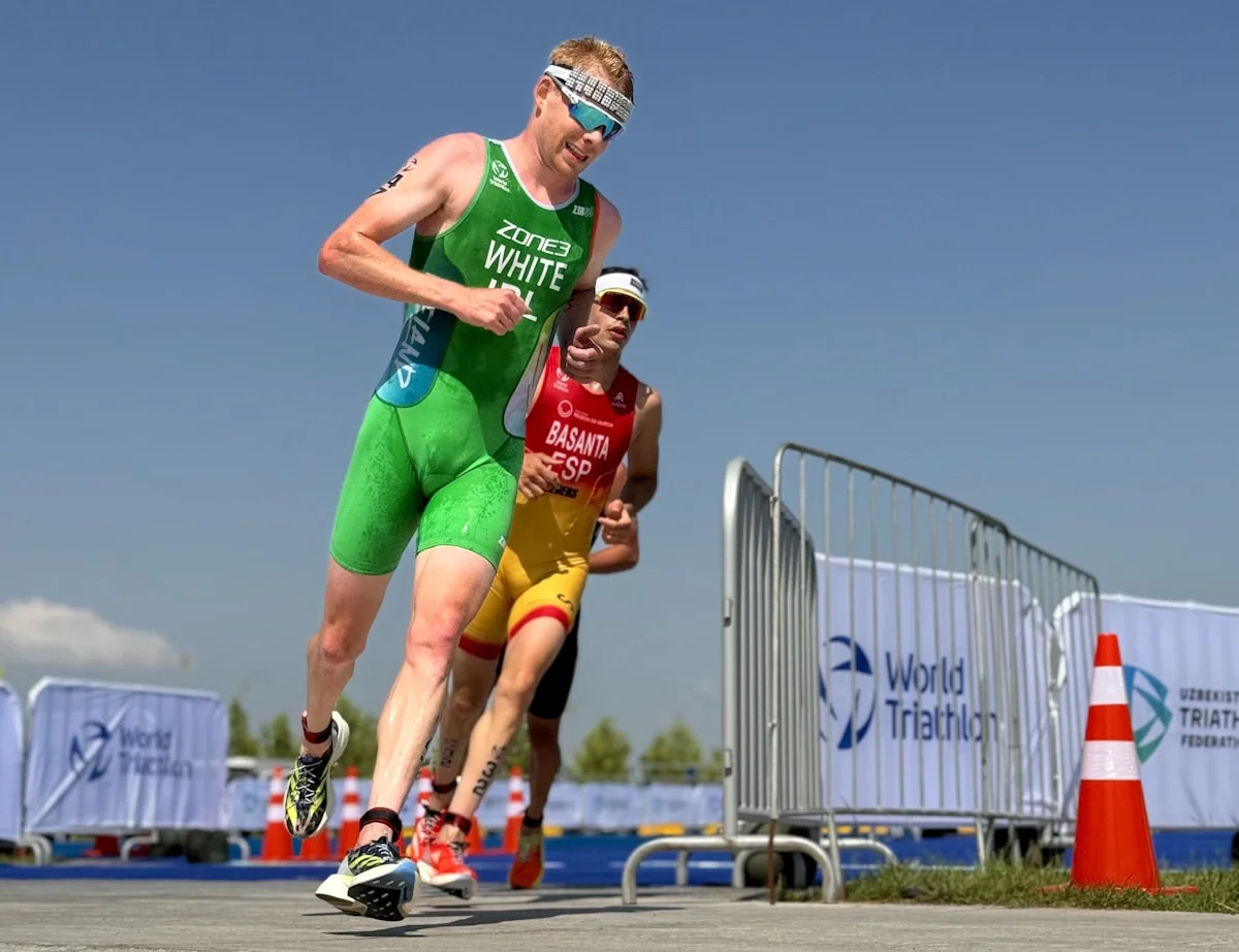 Coureurs et coureuses en course à pied lors d'une épreuve de triathlon