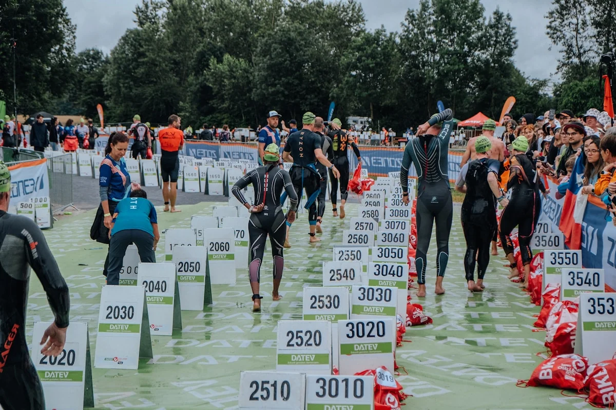 Triathlètes hommes et femmes en combinaison lors d'une épreuve