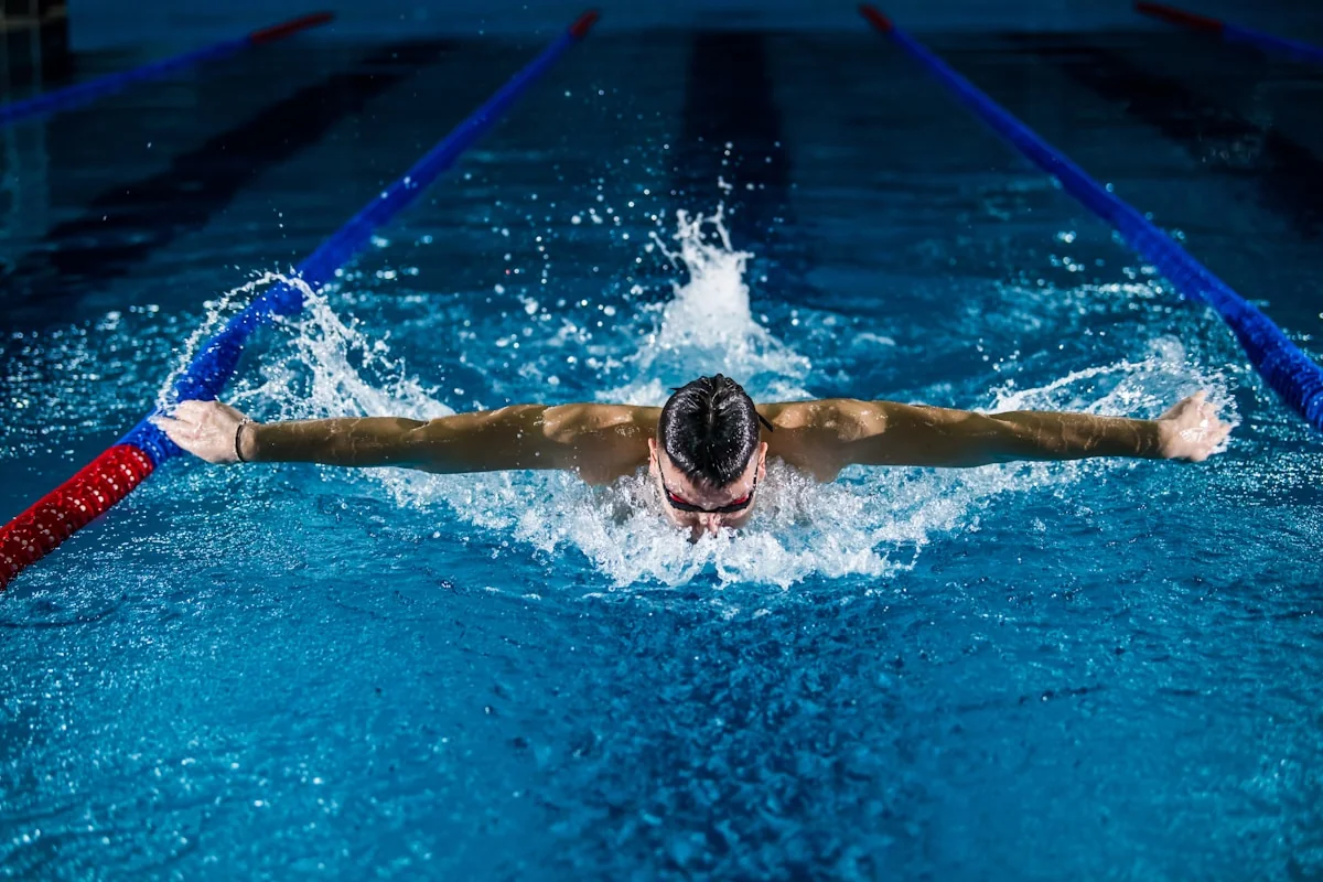 Nageur en action lors d'un entraînement de natation en piscine
